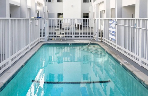 Beverly Hills Apartamento | Crisp Beverly Hills 1BR w/ Pool, nr. Trader Joes, by Blueground