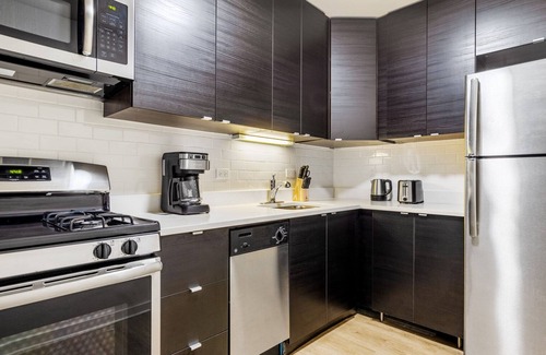 Gold Coast Apartamento | Crisp Gold Coast 1BR nr. Mariano Park & Oak St. Beach, by Blueground