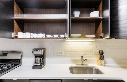 Gold Coast Apartamento | Crisp Gold Coast 1BR nr. Mariano Park & Oak St. Beach, by Blueground