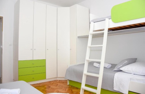 Mandre Apartamento | Crnika
