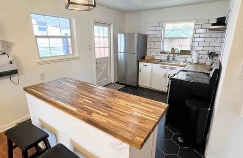 Arena District Casa | Crockett’s Place steps from Frost Bank Center, near The Pearl and Downtown