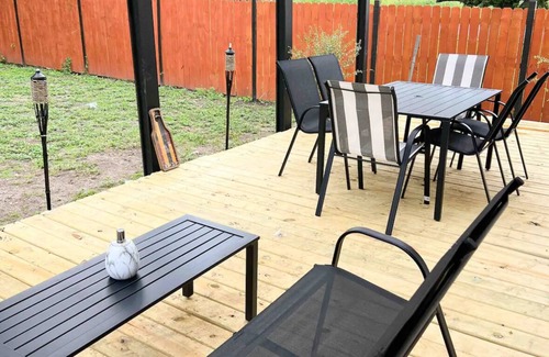 Arena District Casa | Crockett’s Place steps from Frost Bank Center, near The Pearl and Downtown
