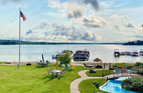 Conway Condominio | Crooked Lake Waterfront Condo | Sleeps 2