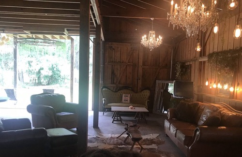 Hawthorne Otro | Cross Creek Farmhouse - Unique Farm Stay on Orange Lake!