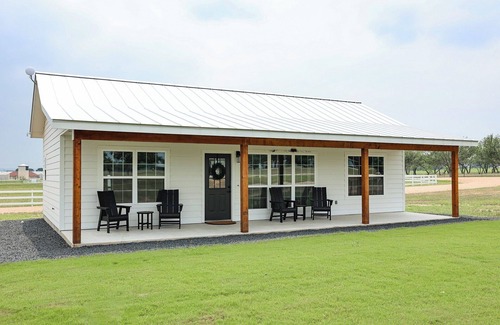 Fredericksburg Cabaña | Cross Mountain Cottages 3 | Cozy Porch & Pavilion
