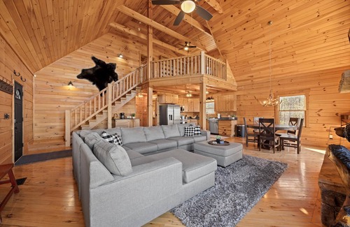 Trenton Cabina | Crossbow Cabin | Rustic Log Cabin | Hot Tub | Sleeps 10