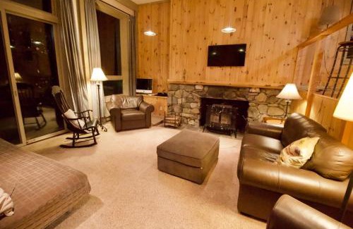 Waterbury Casa | Crossett Hill Lodge