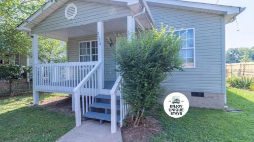 Downtown Chattanooga Casa | Crossroads Cottage l Grill & high speed internet