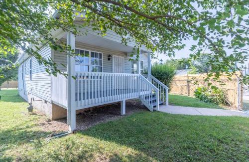 Downtown Chattanooga Casa | Crossroads Cottage l Grill & high speed internet