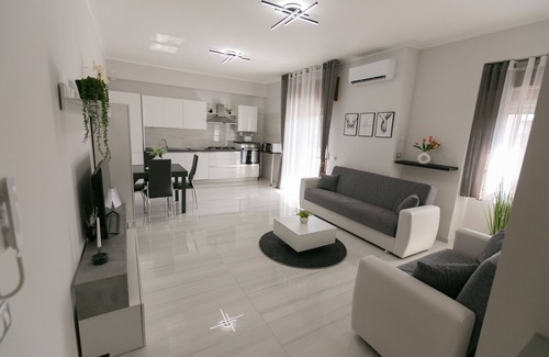 Crotone Apartamento | [Croton 5 ⭐ ⭐ ⭐ ⭐ ⭐] Luxury Apartment: Free Parking, Netflix, Wi-Fi