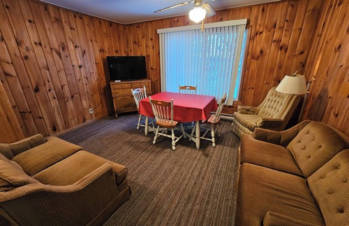 Nevis Cabina | Crow Crest Lodge Resort #10 Northern Adventure, Stunning Sunsets, Family Getaway