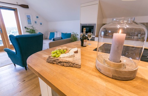 Llanfaethlu Apartamento | Crow's Nest - a coastal that sleeps 2 guests in 1 bedroom