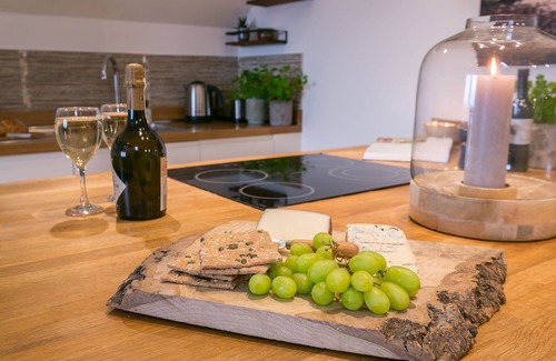 Llanfaethlu Apartamento | Crow's Nest - a coastal that sleeps 2 guests in 1 bedroom