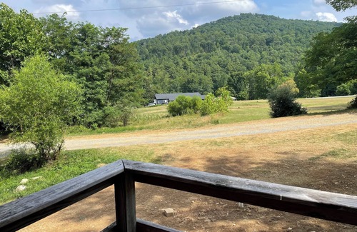 Capon Bridge Cabina | Crow's Nest Cabin at Buffalo Gap Retreat - a Pet-Friendly Destination!