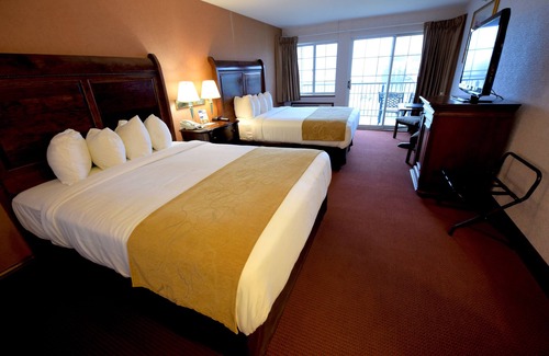 Mackinaw City Hotel | Crown Choice Inn & Suites Lakeview & Waterpark