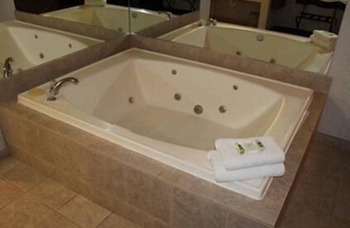 Mackinaw City Hotel | Crown Choice Inn & Suites Lakeview & Waterpark