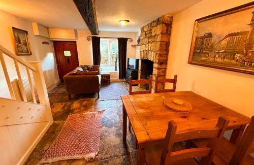 Stroud Casa | Crown Cottage by MaisonPro