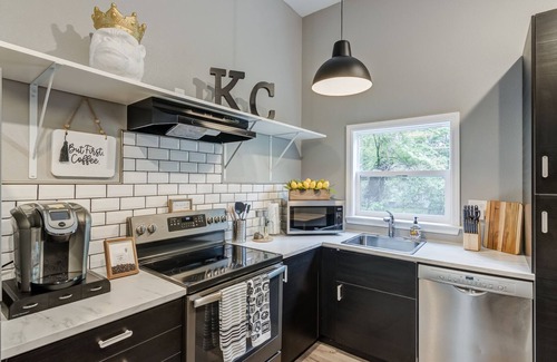 South Kansas City Casa | Crown House- Cozy 3BR ☀King Bed☀ Walking Trail
