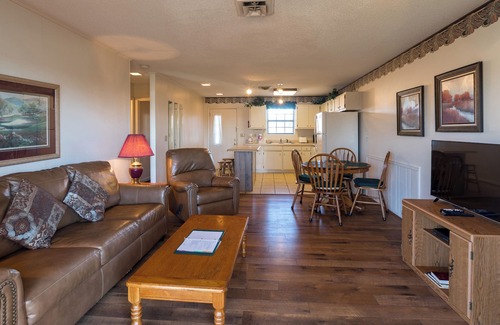 Lake Tansi Condominio | Crown Resorts Lake Tansi East 2 Bedroom, 1 Bathroom Condo w/ 2 Queen Beds