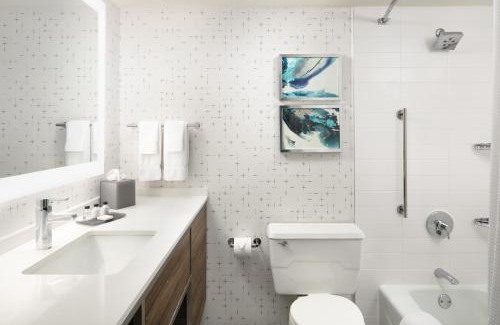 Dallas Hotel | Crowne Plaza Dallas Market Ctr - Love Field, an IHG Hotel