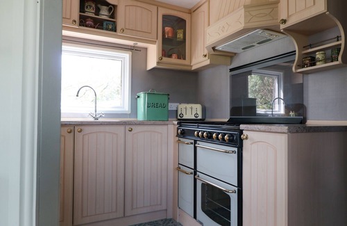 Gloucester Cabaña | CROWS CABIN, pet friendly, character holiday cottage in Gloucester