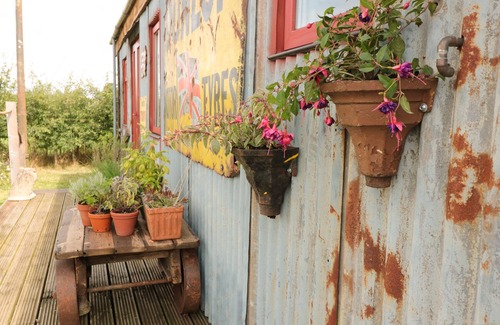 Gloucester Cabaña | CROWS CABIN, pet friendly, character holiday cottage in Gloucester