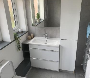 Newark upon Trent Casa | Crowthorne House, beautiful 3 bedroom Home for upto 8 Guests, with sofa bed Cul-de-sac with Private Driveway