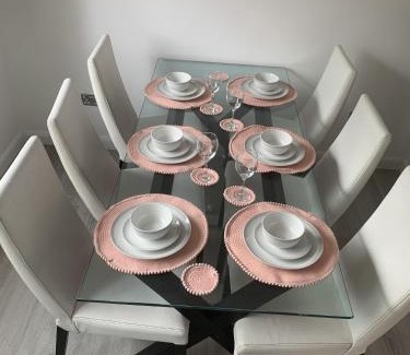 Newark upon Trent Casa | Crowthorne House, beautiful 3 bedroom Home for upto 8 Guests, with sofa bed Cul-de-sac with Private Driveway