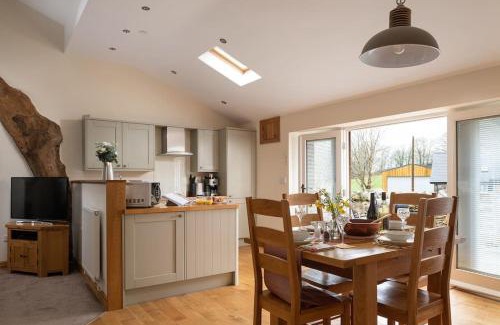 Eglwysbach Casa | CRUCK BARN - Beautiful Renovated Barn within the Countryside