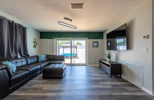 College Green Estates Casa | Cruise-Ready Oasis 15min to Beach & Port Canav & Huge Pool