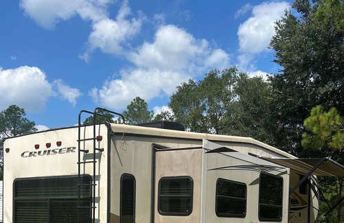 Ashburn Casa | Cruiser Travel Trailer fully hooked up and ready for you to enjoy!