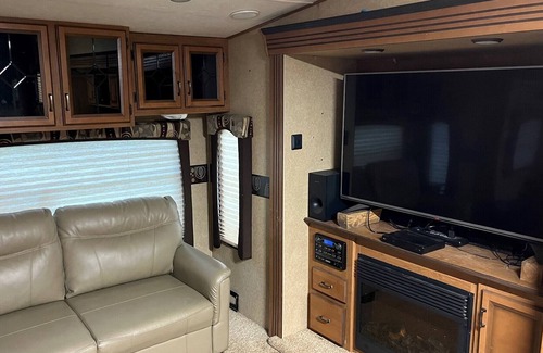Ashburn Casa | Cruiser Travel Trailer fully hooked up and ready for you to enjoy!
