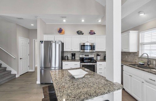 Crystal Shores Casa | Crystal Beach|Newly Remodeled | Free WiFi | Pool | Pet-Friendly Walk to beach