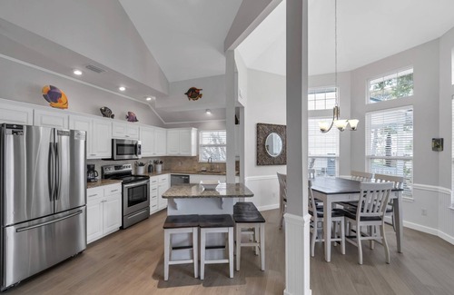 Crystal Shores Casa | Crystal Beach|Newly Remodeled | Free WiFi | Pool | Pet-Friendly Walk to beach