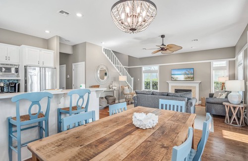 Crystal Shores Casa | Crystal Beach ~ Short Walk to the Beach ~ Open Living Area ~ Outdoor Seating