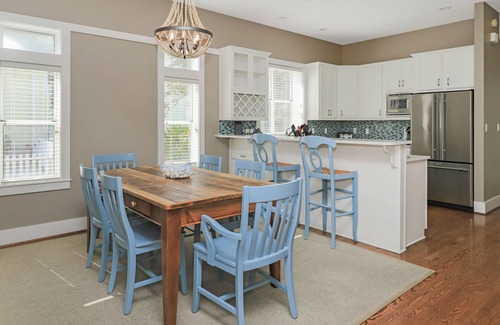 Crystal Shores Casa | Crystal Beach ~ Short Walk to the Beach ~ Open Living Area ~ Outdoor Seating