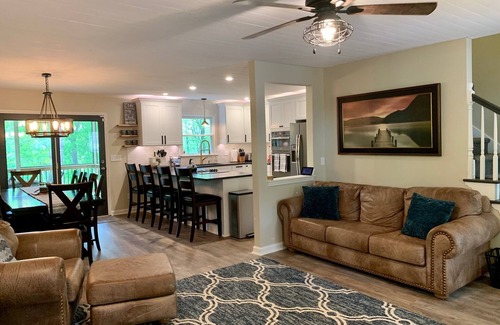 Gainesville Casa | Gran casa del lago: muelle privado en Quiet Cove, jacuzzi, mesas de ping-pong y piscina