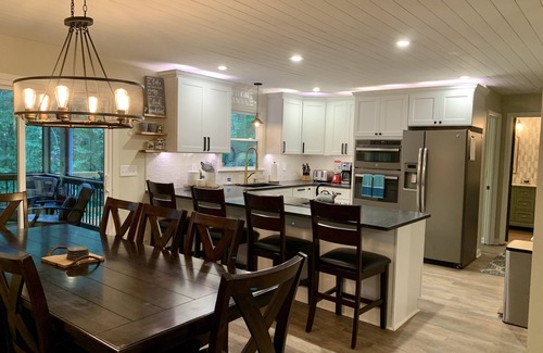 Gainesville Casa | Gran casa del lago: muelle privado en Quiet Cove, jacuzzi, mesas de ping-pong y piscina