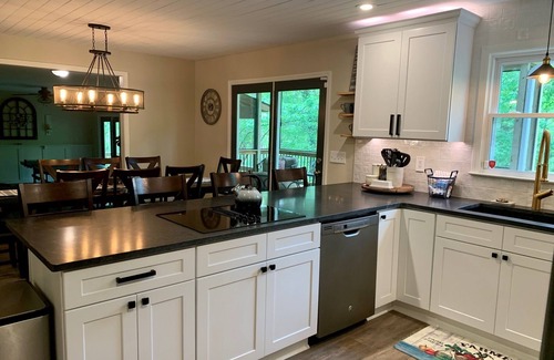 Gainesville Casa | Gran casa del lago: muelle privado en Quiet Cove, jacuzzi, mesas de ping-pong y piscina