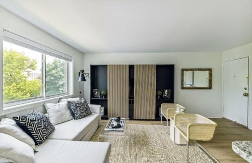 Aurora Highlands Casa | Crystal City Charm 2BR Free Parking 304