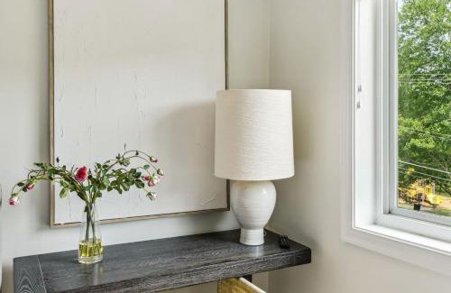 Aurora Highlands Casa | Crystal City Charm 2BR Free Parking 304