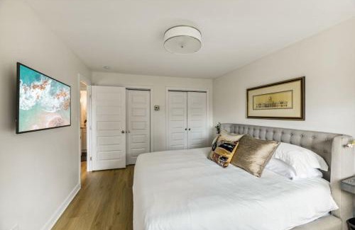 Aurora Highlands Casa | Crystal City Charm 2BR Free Parking 304