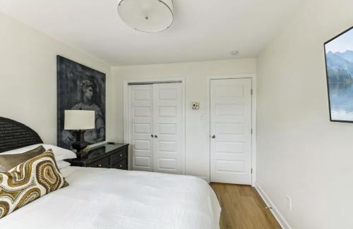 Aurora Highlands Casa | Crystal City Charm 2BR Free Parking 304