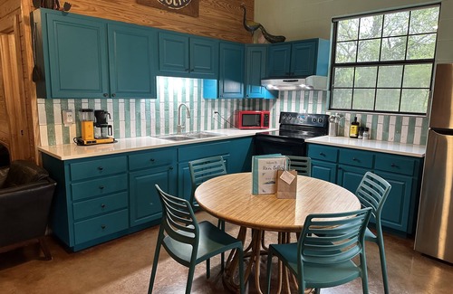 Uvalde County Casa | Crystal Clear Frio River - Private Waterfront House - Room for the Family