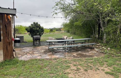 Uvalde County Casa | Crystal Clear Frio River - Private Waterfront House - Room for the Family