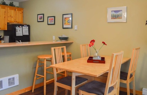 Sun Peaks Condominio | Crystal Forest #23 By Bear Country