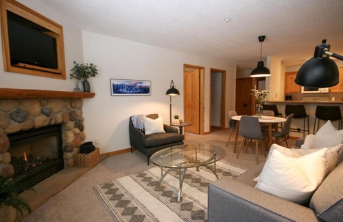Sun Peaks Casa | CRYSTAL FOREST 2BR Ski In Ski Out with PRIVATE Hot Tub