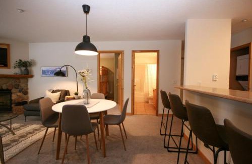Sun Peaks Casa | CRYSTAL FOREST 2BR Ski In Ski Out with PRIVATE Hot Tub