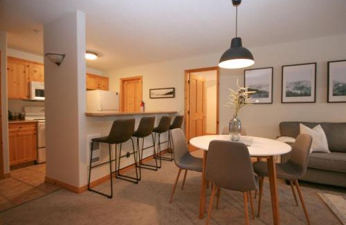 Sun Peaks Casa | CRYSTAL FOREST 2BR Ski In Ski Out with PRIVATE Hot Tub