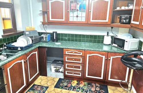 Stoke-on-Trent Casa | Crystal House, Perfect for Contractors or Families